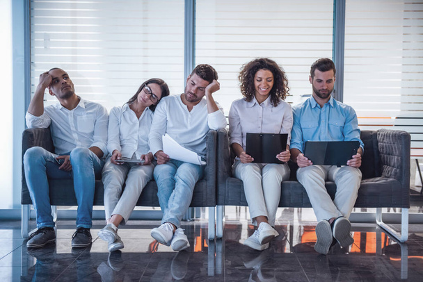 Úspěšní podnikatelé sedí na gauči při čekání na pracovní pohovor - Fotografie, Obrázek