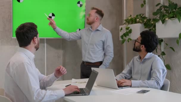 Irodai konferencia találkozó férfi főnök beszél a különböző férfiak csapat professzionális üzletemberek üzleti dolgozók hallgatni vezérigazgató megvitassák design adatok elemzési terv marketing stratégia chroma kulcs zöld képernyő - Felvétel, videó