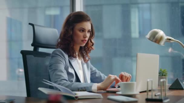 Business woman shocked failure reading bad news at laptop screen sitting office close up. Attractive young lady boss feeling despair from job problem working at computer. Stressed girl worker worried. - Footage, Video