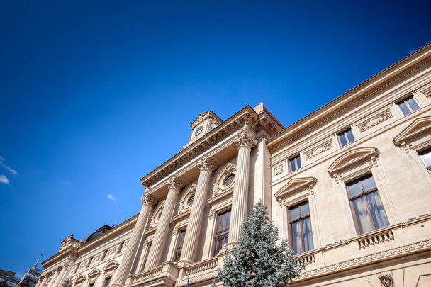 Selektive Unschärfe auf der Hauptfassade der Rumänischen Nationalbank (BNR, Banca Nationala A Romaniei), der Zentralbank des Landes und des Chefs der Finanzinstitute. - Foto, Bild