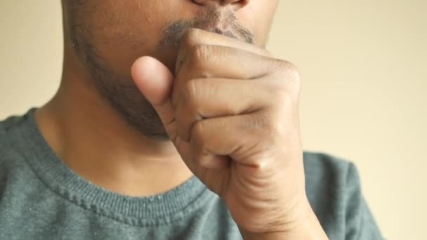 Sairas mies sai flunssa allergia aivastelu ja puhaltaa nenä - Materiaali, video