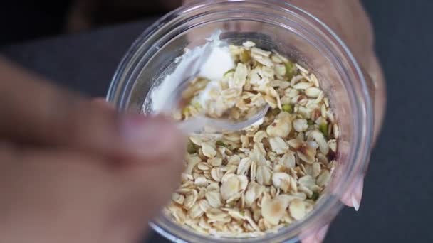 λεπτομέρεια shot του granola Musli σε ένα μπολ - Πλάνα, βίντεο