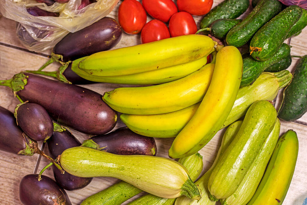 reen plátanos se encuentran junto a los pepinos, tomates y otras verduras. flatlay - Foto, Imagen