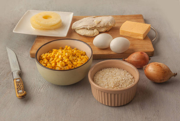 Ingrediënten voor maissalade met ananas op de keukentafel.  - Foto, afbeelding