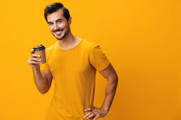 Energia uomo isolato sorriso caffè carta rosa t-shirt sonno moda tè studio tazza studente caldo tazza hipster copia spazio felice bevanda - Foto, immagini