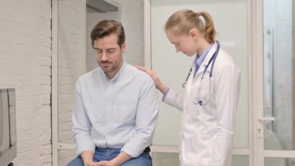 Γιατρός βοηθώντας λυπημένος ασθενής, Ελπίδα είναι η απάντηση - Πλάνα, βίντεο