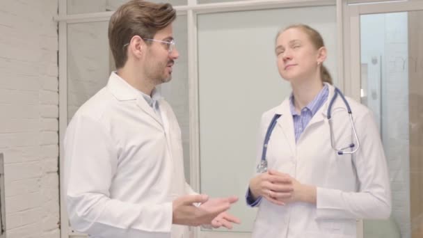 Zespół Młodych Lekarzy omawiający raport medyczny - Materiał filmowy, wideo
