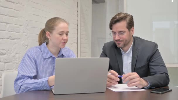Geschäftsmann und Geschäftsfrau diskutieren Online-Projekt im Büro - Filmmaterial, Video