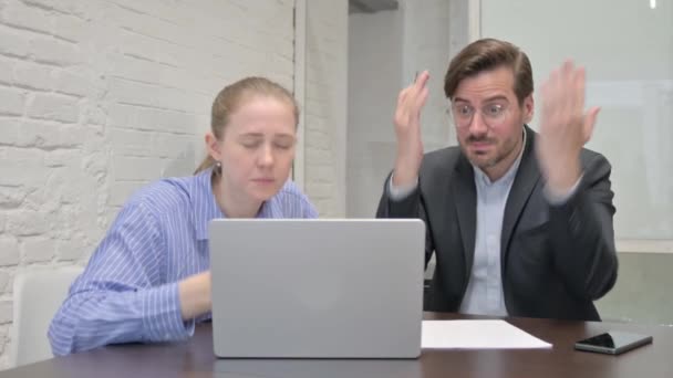La gente di affari che reagisce alla perdita nell'ufficio - Filmati, video