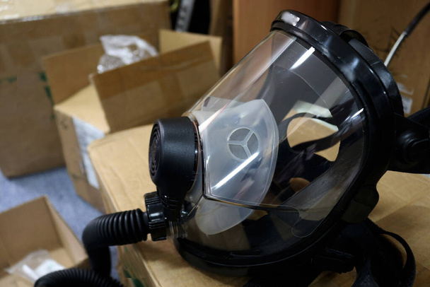 Zehirli gazlardan, zehirli havadan, kirlilikten ve nefes ve akciğerlerle ilgili diğer korumalardan korunmak için maskeler - Fotoğraf, Görsel