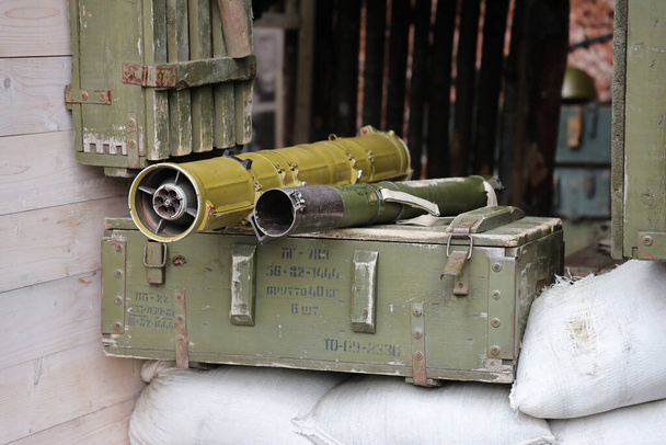 Στρατιωτικός, πυροβολισμός αντιαρματικού εκτοξευτή χειροβομβίδων. Πολεμικό τρόπαιο. στρατιωτικές προμήθειες βαρέων όπλων. εκτοξευτές αντιαρματικών χειροβομβίδων - Φωτογραφία, εικόνα