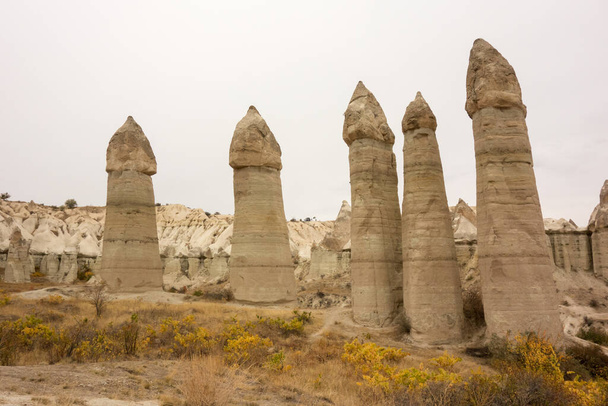 Uitzicht op Cappadocië. Turkije. Een geologische formatie bestaande uit vulkanische tufsteen met grotwoning. Grotklooster in Goreme Centraal Anatolië. - Foto, afbeelding