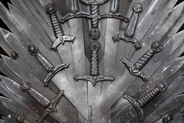 金属の騎士の剣の背景は閉じました. コンセプトナイツ - 写真・画像