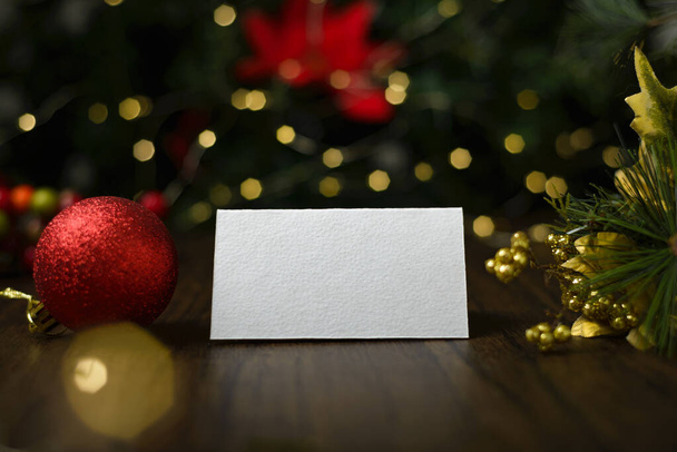 Cartão de convite em branco na mesa de madeira com ornamentos de Natal. Mockup de cartão de visita em branco. - Foto, Imagem