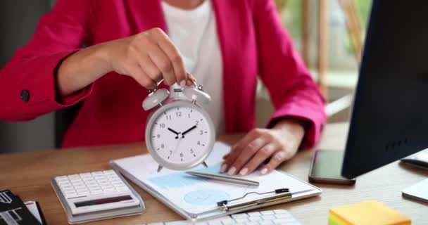 La jefa de negocios mantiene un despertador a las diez en punto. Plazo de gestión del tiempo y control del tiempo de trabajo - Metraje, vídeo