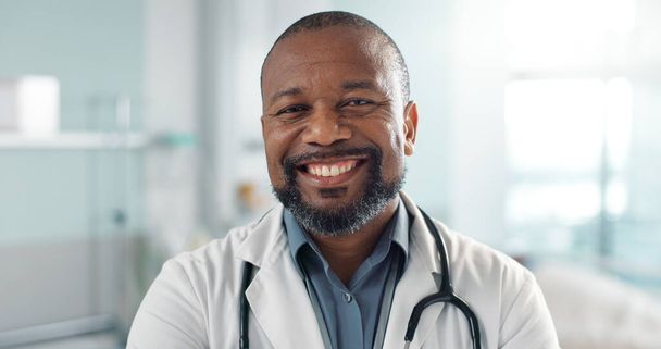 Soins de santé, médecin et visage de l'homme noir à l'hôpital avec le sourire pour le soutien, le service et le bien-être. Médecine, expert professionnel et africain avec bonheur et fierté pour la carrière, la chirurgie ou l'assurance. - Photo, image