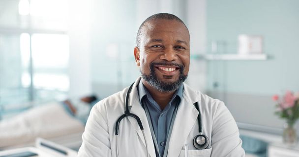 Soins de santé, médecin et homme noir les bras croisés à l'hôpital avec le sourire pour le soutien, le service et le bien-être. Médecine, expert professionnel et africain avec bonheur et fierté pour la carrière ou la chirurgie. - Photo, image
