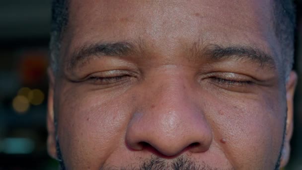 Un uomo contemplativo brasiliano che chiude gli occhi in meditazione, apre gli occhi alla macchina fotografica sorridente - Filmati, video
