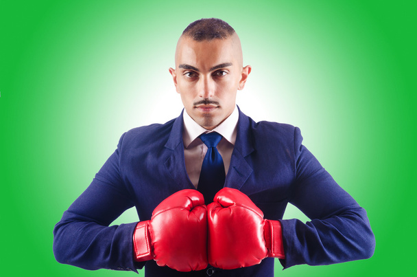 Komea liikemies nyrkkeilyhanskat kädessä - Valokuva, kuva