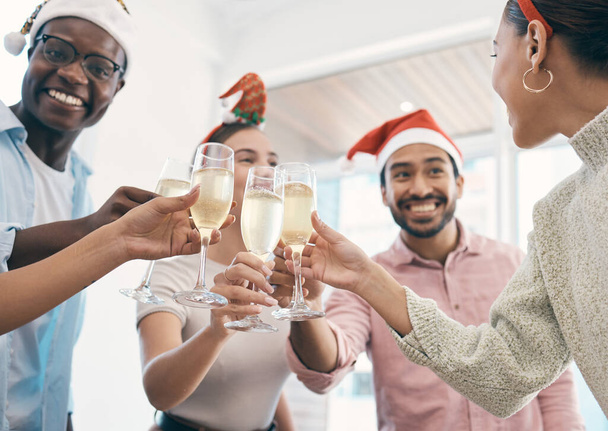 Champagner, Weihnachtsfeier und Toast mit den Mitarbeitern im Büro, Gruppenfeier und Spaß mit Urlaub und Alkohol. Wein, Prost und Mitarbeiter bei Arbeitsevent zu Weihnachten, Fröhlichkeit und Vielfalt bei Getränken. - Foto, Bild