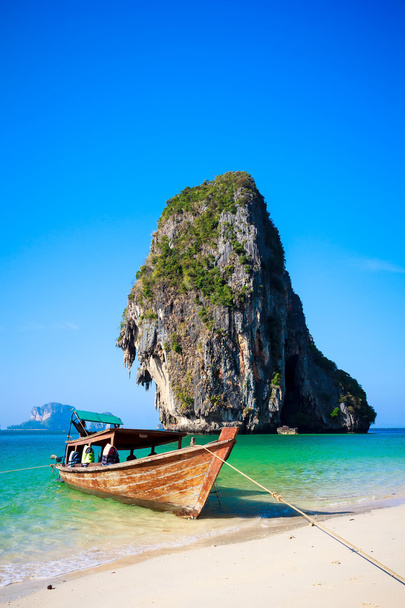 Тропический пляж с лодкой
 - Фото, изображение