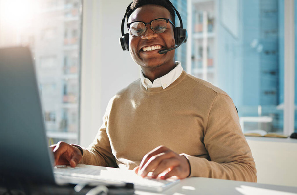 Obsługa klienta, call center i portret Afrykanina na laptopie do konsultacji, kontaktu i pomocy online. Telemarketing, komunikacja i szczęśliwy uśmiech pracownika dla CRM biznesu, usługi i sprzedaży. - Zdjęcie, obraz