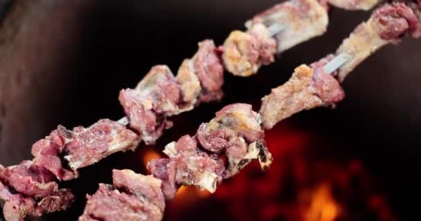 Espetos suculentos de carne fresca com costelas grelhadas. Carne de cordeiro crua de coelho é cozida na grelha - Filmagem, Vídeo