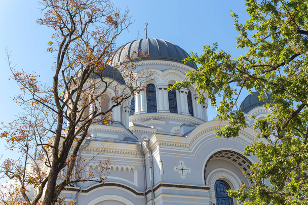 Kaunas, Litvánia AUGUST 16, 2023. Szent Mihály arkangyal templom, kilátás az utcáról - Fotó, kép