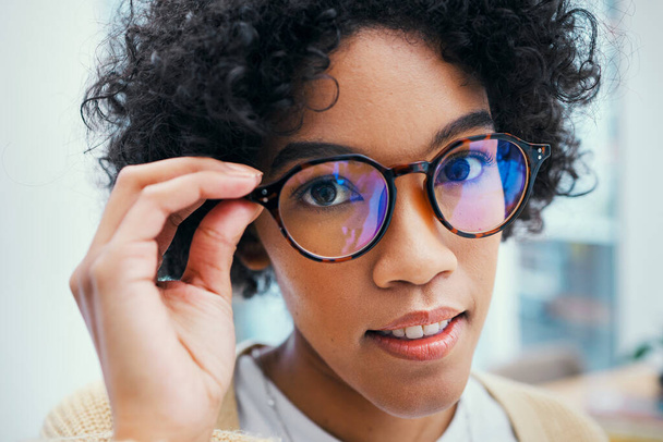 Zrak, brýle a žena s rámečkem pro péči o oči, wellness a čočky na předpis. Zlepšení zdraví, pojištění a zraku, značkové brýle s kosmetickým doplňkem a optometrickým portrétem. - Fotografie, Obrázek