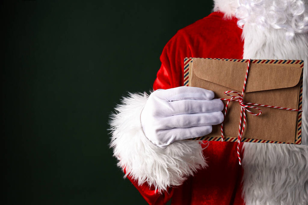 Conceito de ano novo, mão de Papai Noel com um envelope - Foto, Imagem