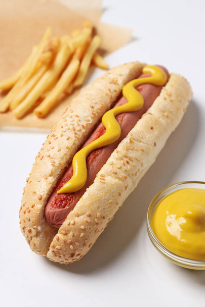Hot dog, sos w misce i frytki na białym tle - Zdjęcie, obraz