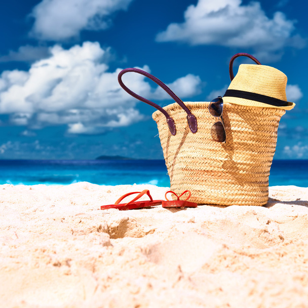 Пляж с сумкой с аксессуарами
 - Фото, изображение