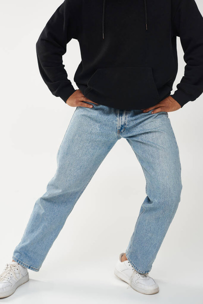 μοντέρνο αφροαμερικάνικο ανδρικό μοντέλο σε casual μαύρο hoodie και τζιν, copy space για διαφήμιση - Φωτογραφία, εικόνα