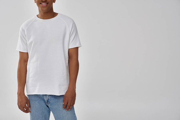 stílusos afro-amerikai férfi divatos alkalmi farmer és fehér póló, másolás helyet reklám - Fotó, kép
