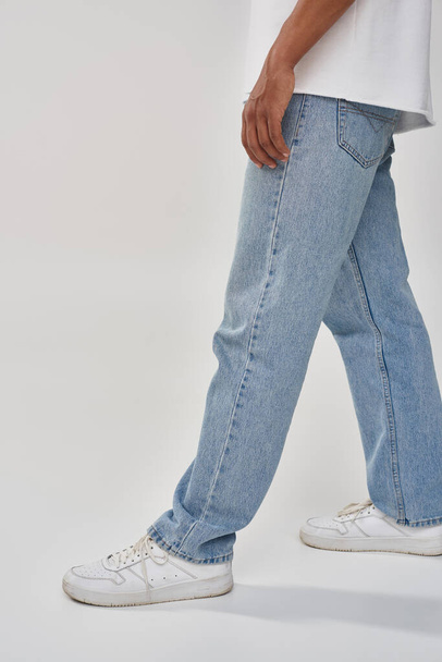 stylowy Afrykański Amerykanin w modnych dżinsach casual i białej koszulce, przestrzeń na reklamę - Zdjęcie, obraz
