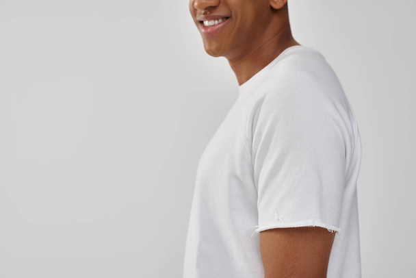 divatos afro-amerikai férfi modell alkalmi fehér pólóban, másolás hely reklám - Fotó, kép