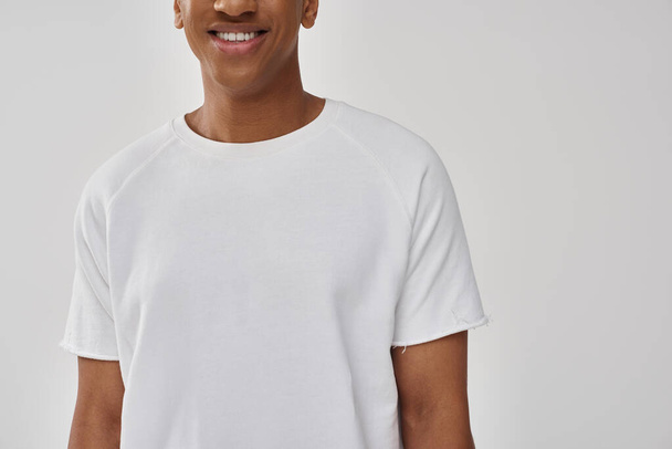 modelo masculino afroamericano de moda en camiseta blanca casual, espacio de copia para la publicidad - Foto, Imagen