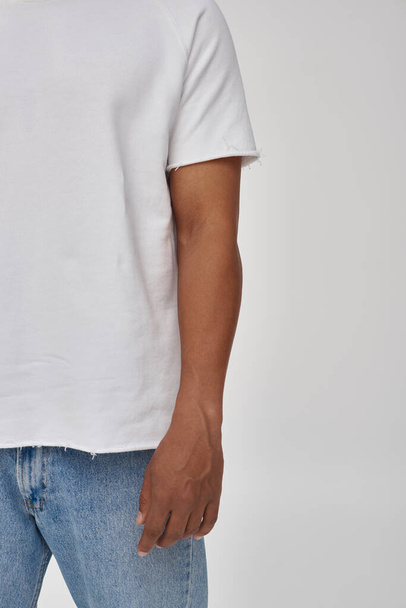 hombre afroamericano con estilo en jeans casual de moda y camiseta blanca, espacio de copia para la publicidad - Foto, imagen