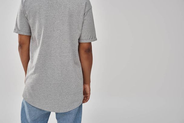 κομψό αφροαμερικανός άνδρας σε μοντέρνα casual τζιν και γκρι t-shirt, αντίγραφο χώρο για τη διαφήμιση - Φωτογραφία, εικόνα