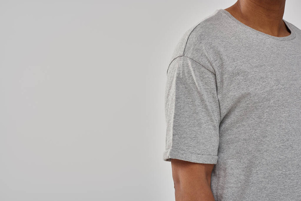 modieuze jonge Afrikaans-Amerikaanse man draagt casual grijs t-shirt, kopieer ruimte voor reclame - Foto, afbeelding