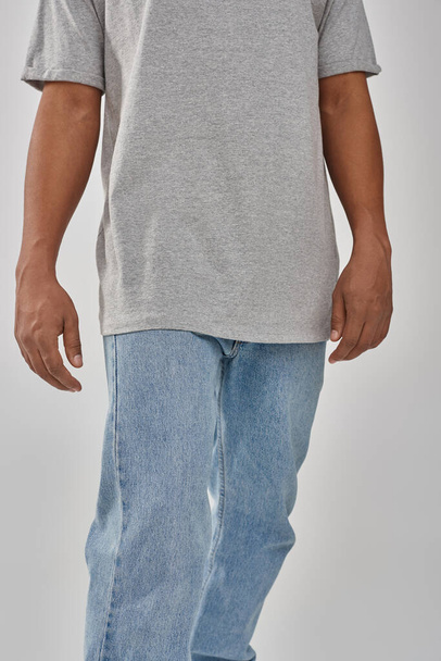 hombre afroamericano con estilo en jeans casuales de moda y camiseta gris, espacio de copia para la publicidad - Foto, imagen