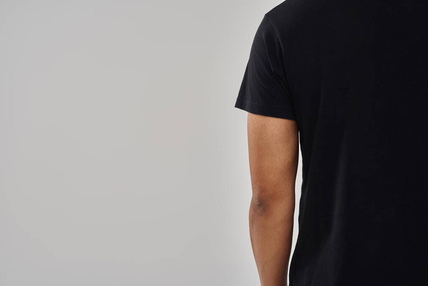hombre afroamericano de moda en casual elegante camiseta negra, espacio de copia para la publicidad - Foto, Imagen