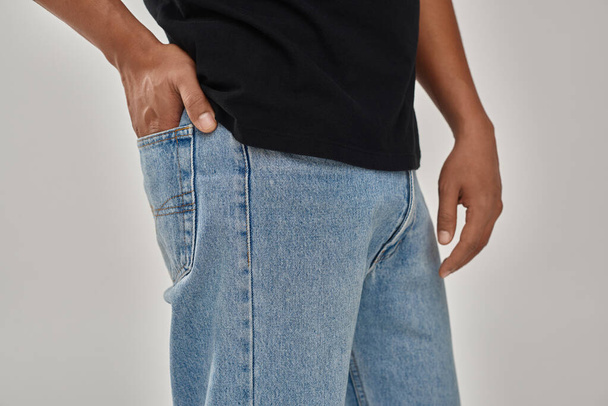 стильна афроамериканська чоловіча модель позує в чорній футболці і джинсах, копіює простір для реклами - Фото, зображення