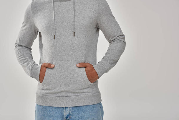stijlvolle Afro-Amerikaanse man in grijze casual sweatshirt en jeans, kopieer ruimte voor reclame - Foto, afbeelding