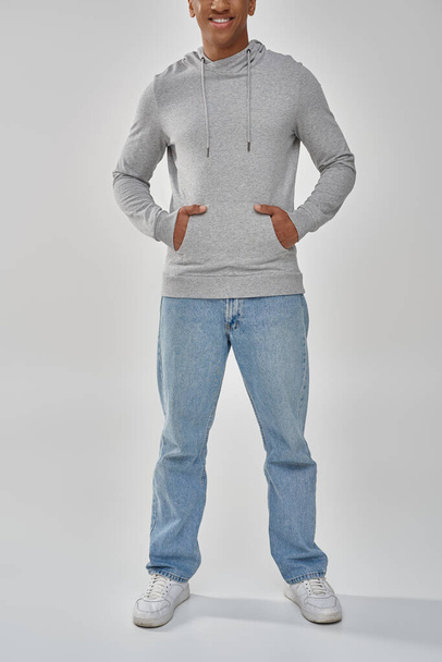 グレーのカジュアルなスウェットシャツとジーンズのスタイリッシュなアフリカ系アメリカ人男性,広告のためのコピースペース - 写真・画像