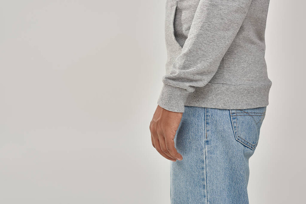 κομψό αφροαμερικανός άνδρας σε γκρι casual φούτερ και τζιν, αντίγραφο χώρο για τη διαφήμιση - Φωτογραφία, εικόνα