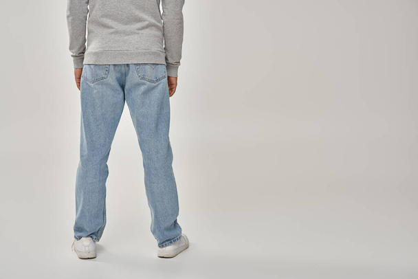 elegante uomo afroamericano in felpa casual grigio e jeans, spazio copia per la pubblicità - Foto, immagini