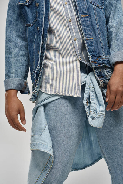 обрізаний вид стильної афроамериканської чоловічої моделі, що позує в модному джинсовому вбранні, концепція моди - Фото, зображення