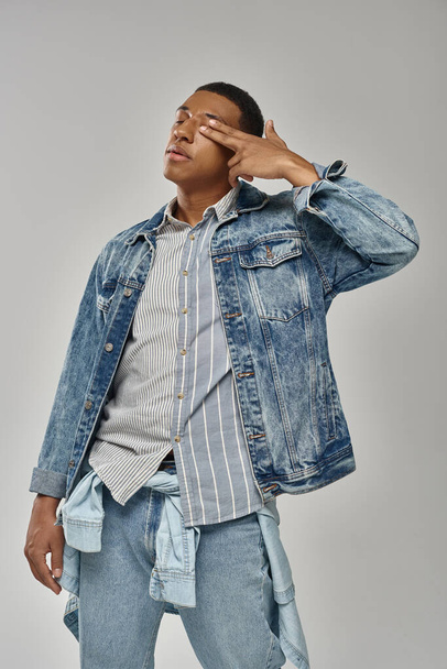 attraente uomo afroamericano emotivo in abito elegante denim gesticolando vivace, concetto di moda - Foto, immagini