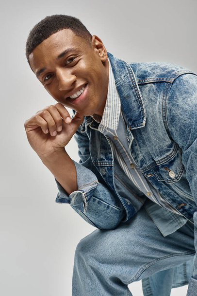 atraente emocional afro-americano homem no elegante traje jeans gesticulando animado, conceito de moda - Foto, Imagem